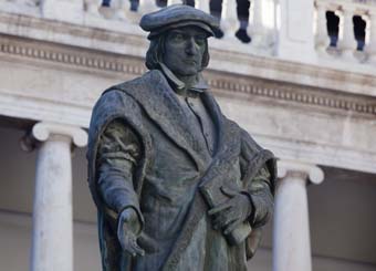 Luis Vives statue, in La Nau's cloister.